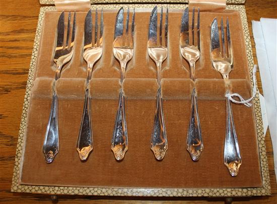Set of 6 Aspreys silver cake forks, cased & a part service of plated flatware